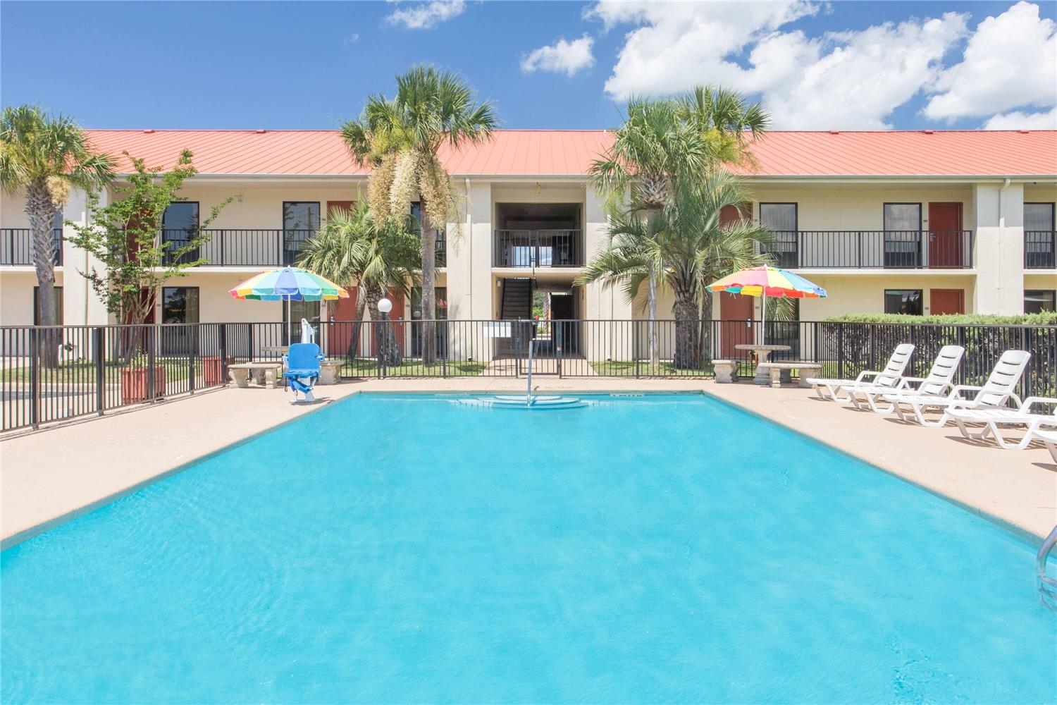 Days Inn & Suites by Wyndham Navarre - near Beaches/Hurlburt 26/27