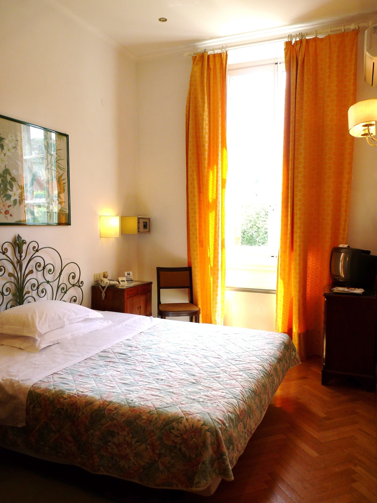 ROOM, SINGLE