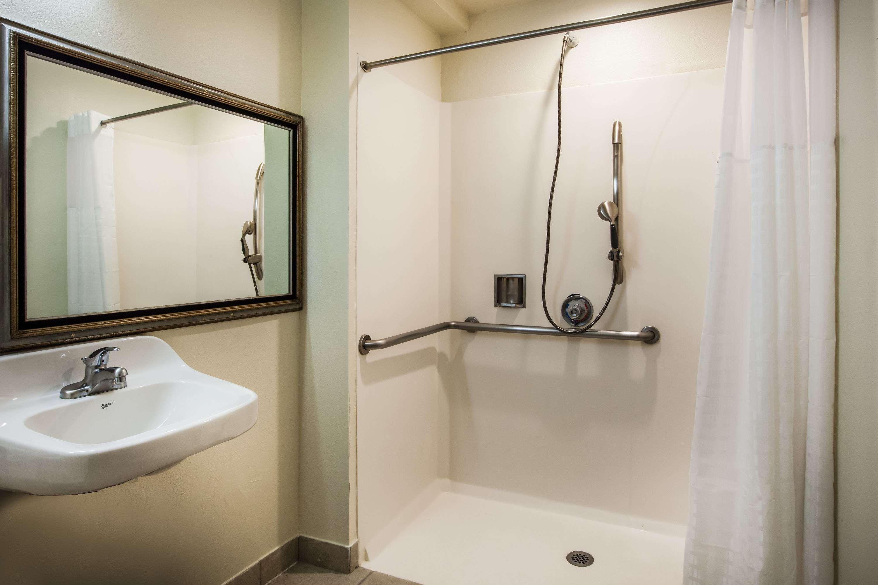 Days Inn & Suites by Wyndham Antioch 24/24