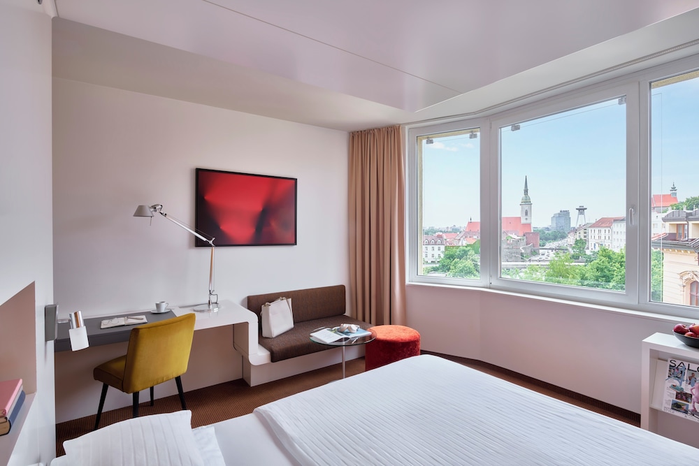 ROOM, DOUBLE BED, CITY VIEW