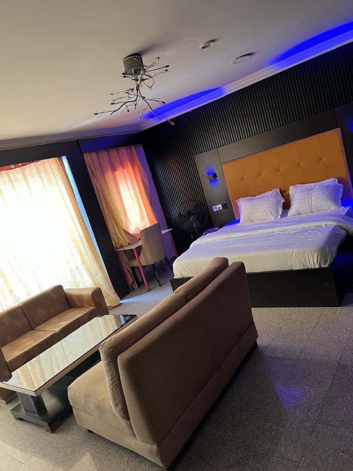 Gold, Queen Bed
