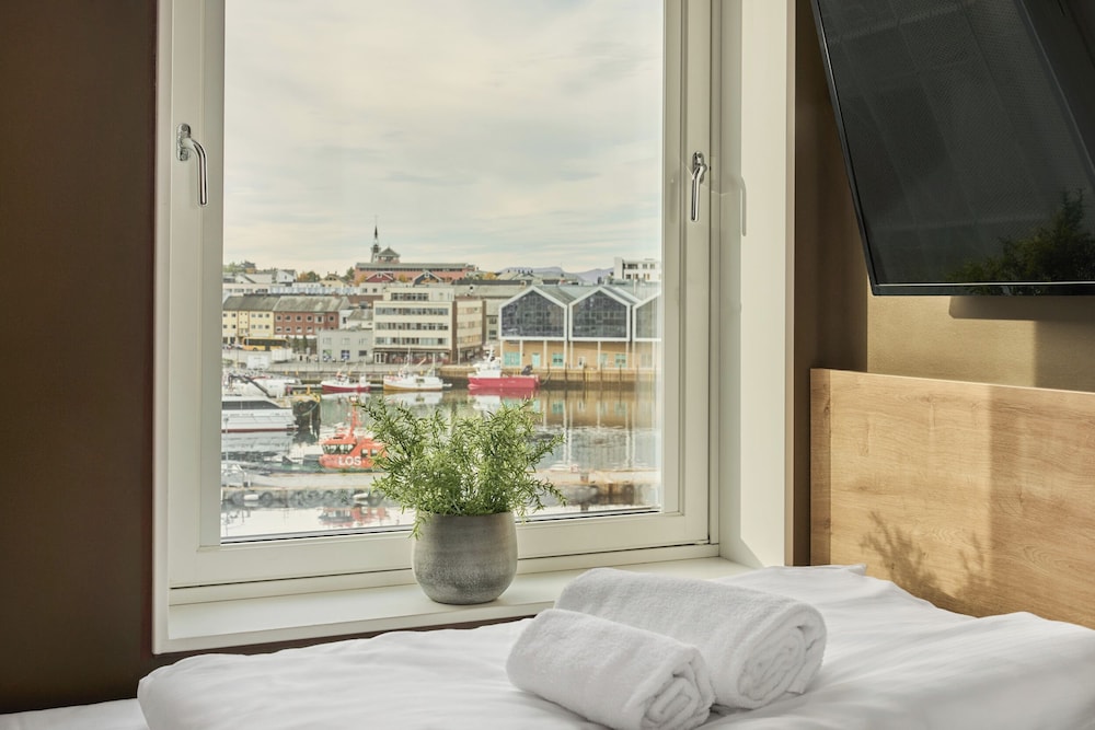 Room, Queen Bed, Harbour View, Smarthotel Hammerfest 3/6