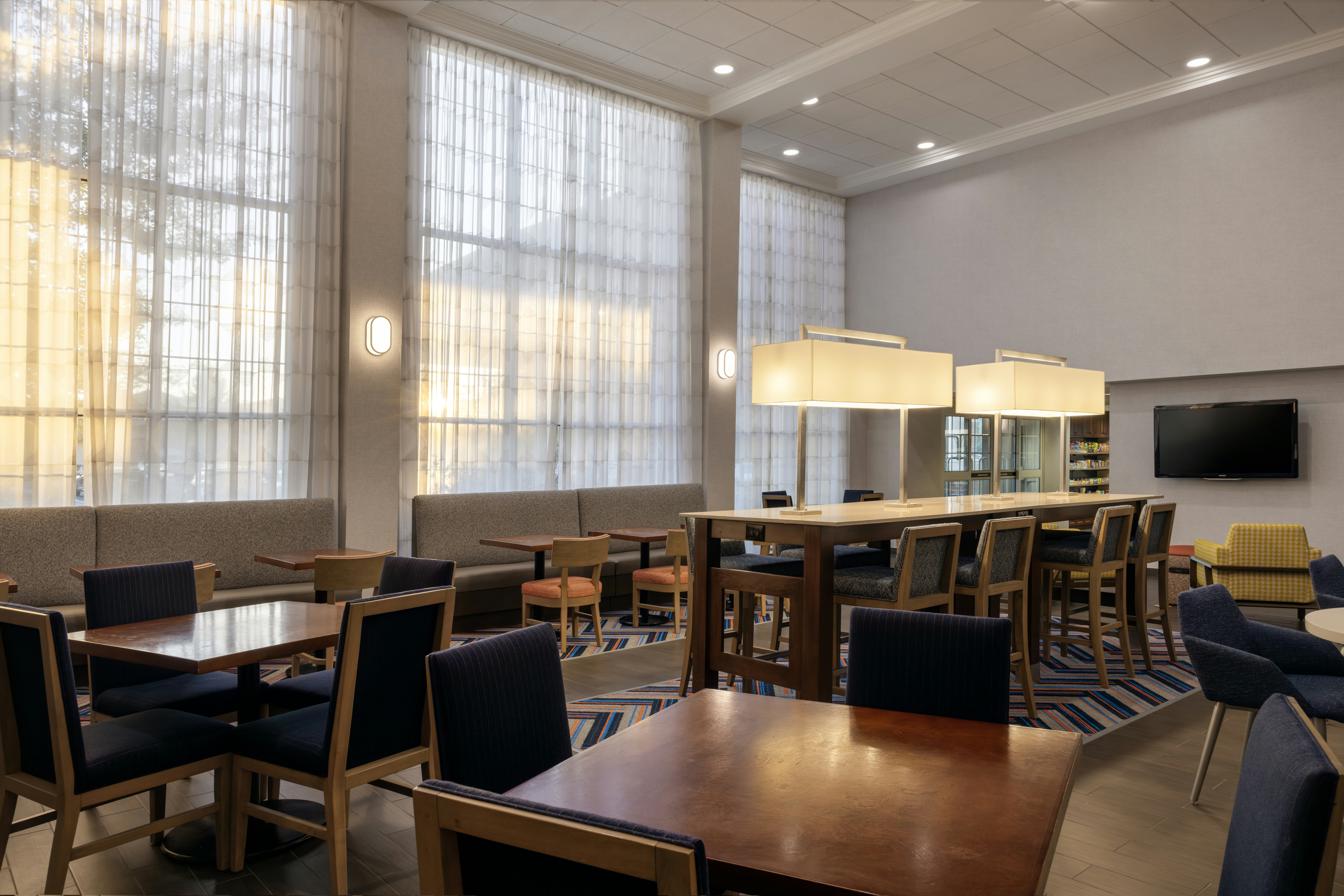 Hampton Inn & Suites State College At Williamsburg Square 13/15