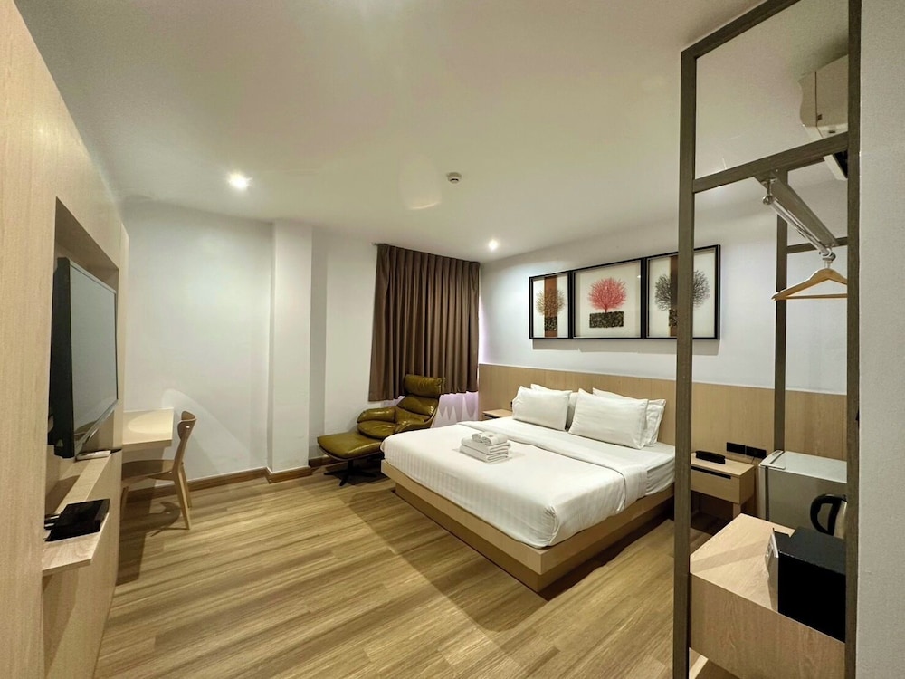 DELUXE, DOUBLE OR TWIN BED