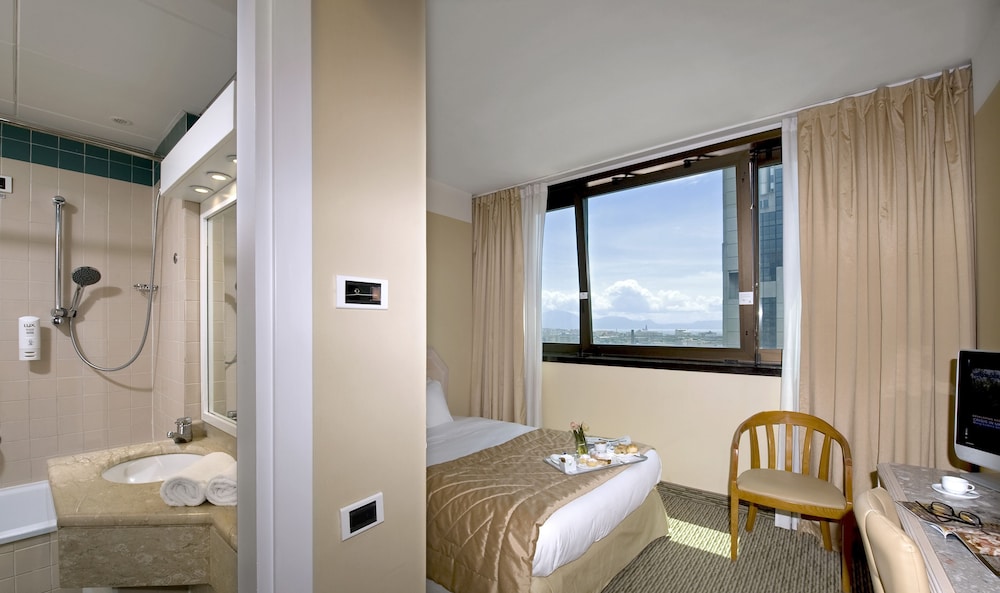 HOLIDAY INN NAPLES 40/78