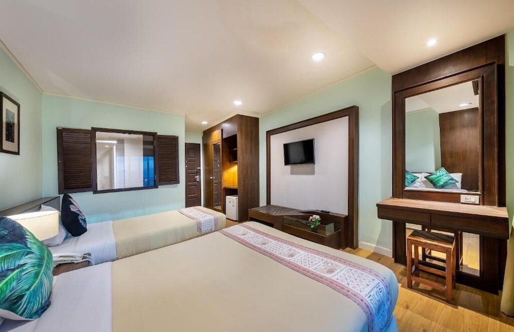 THE JOMTIEN TWELVE 15/46
