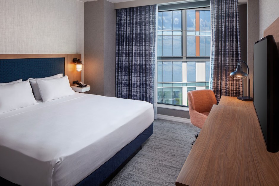 Room, King Bed, Water View, Accessible