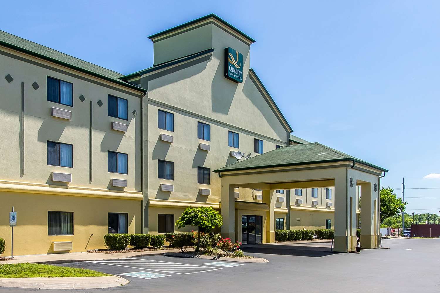 Quality Inn & Suites La Vergne, TN 16/18