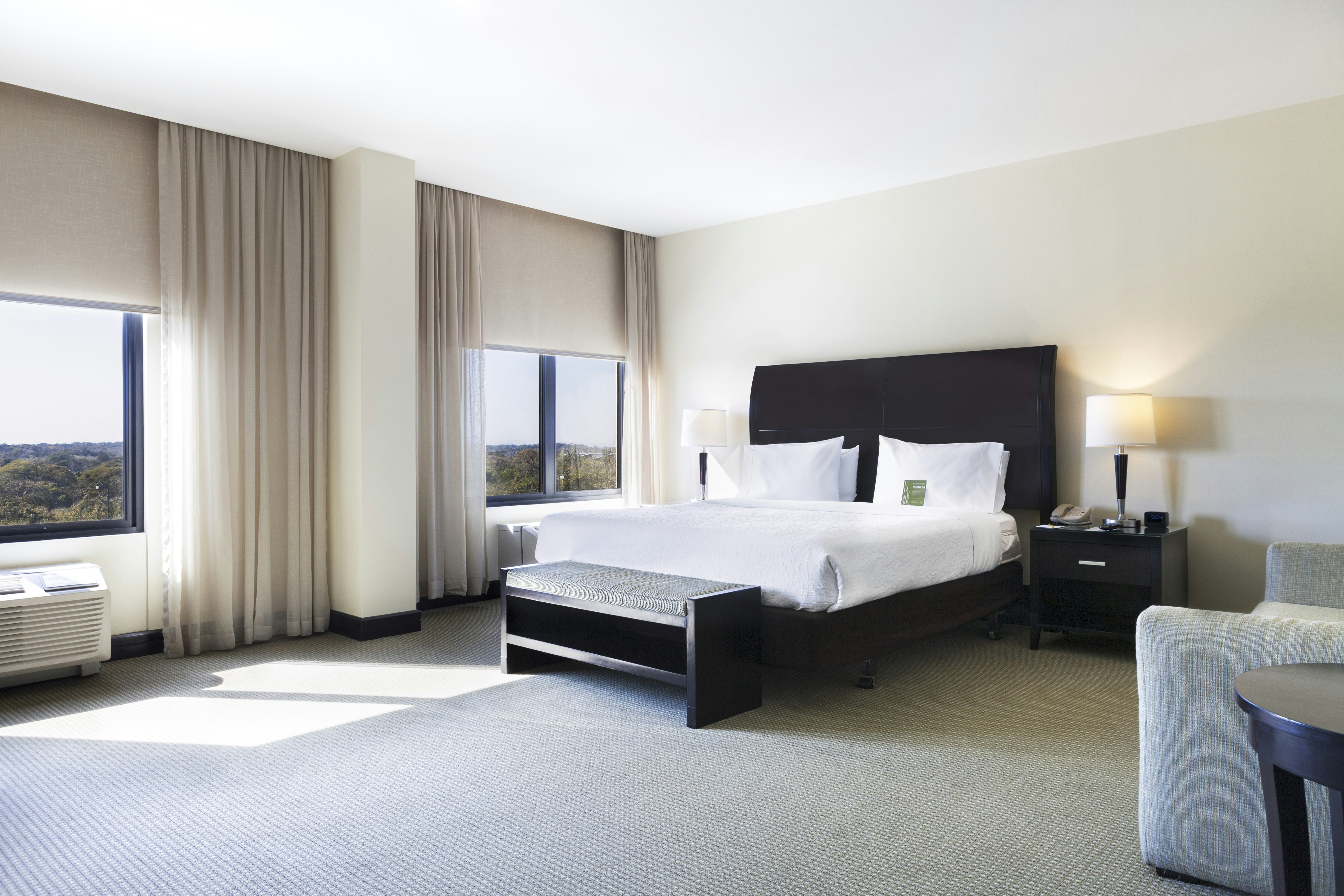 JUNIOR SUITE, KING BED