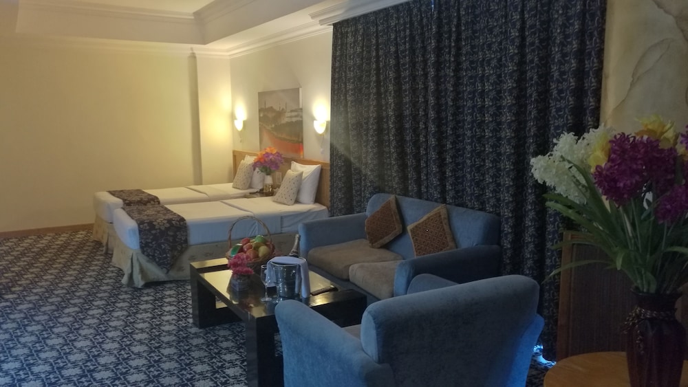 Phoenicia Tower Hotel 40/67