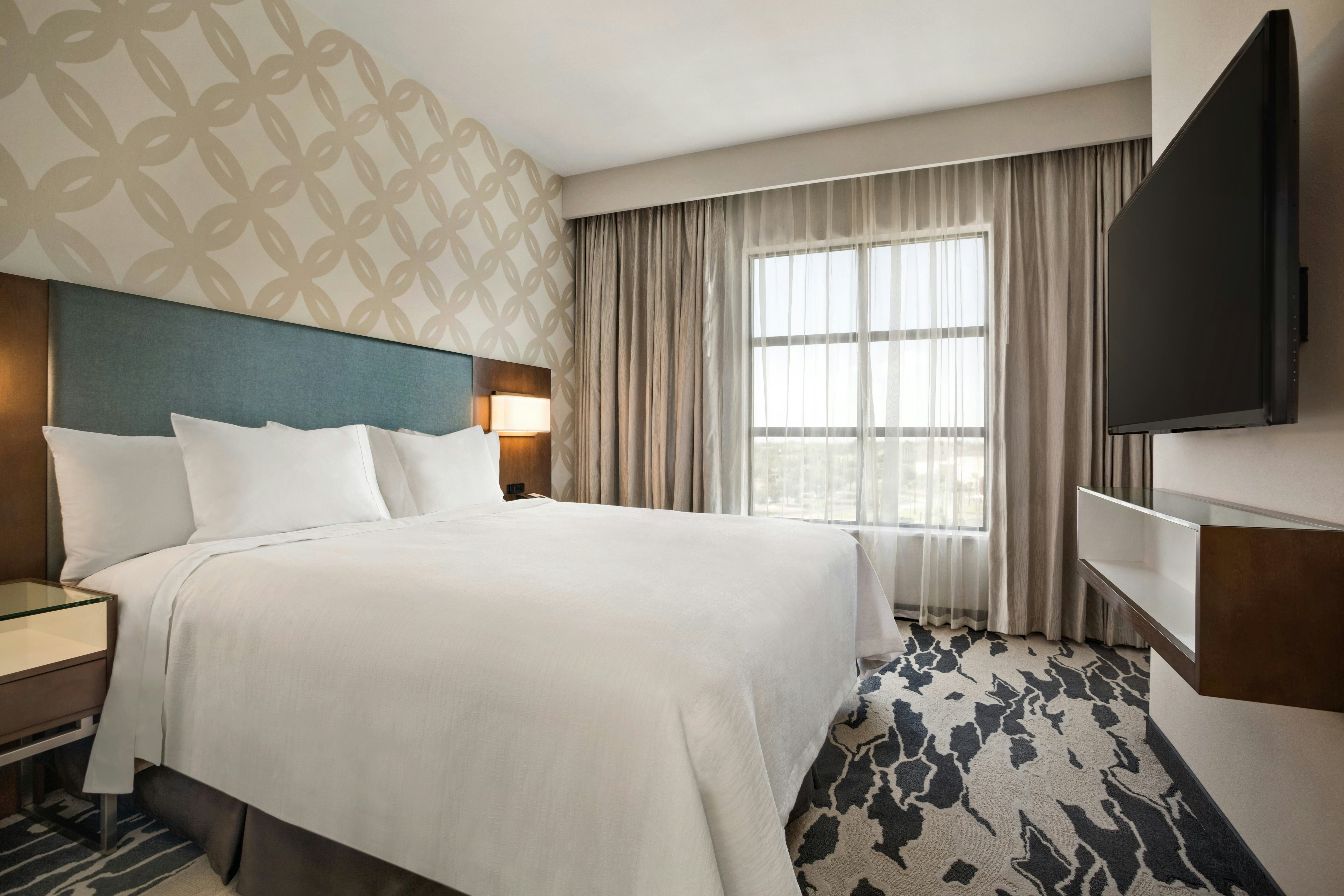 SUITE, KING BED, ACCESSIBLE
