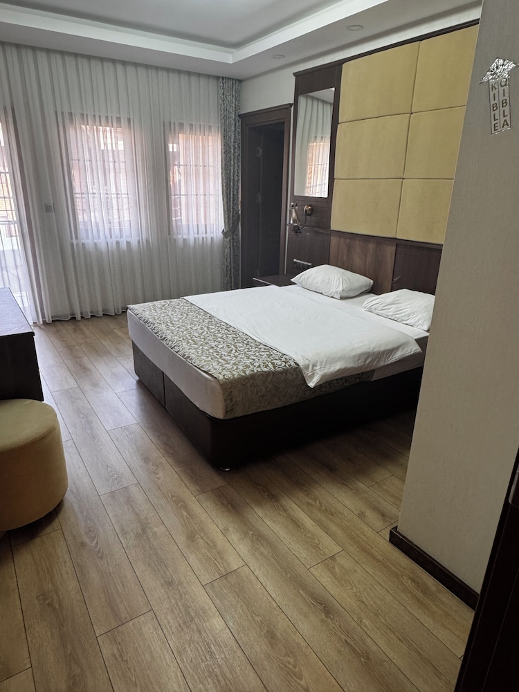 DELUXE, SUITE