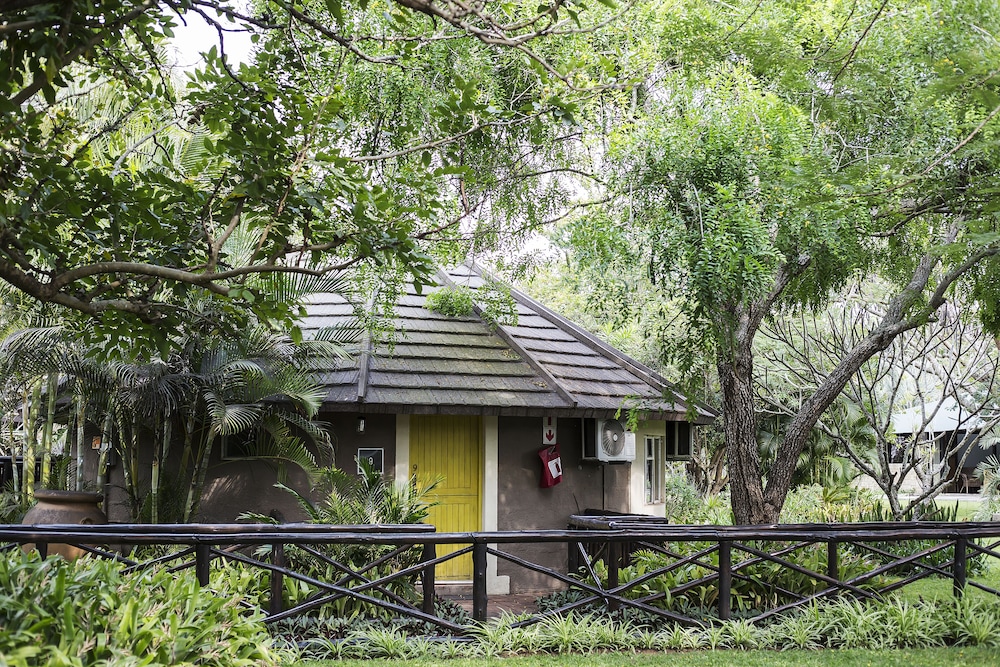 Emdoneni Lodge with Animal Care and Rehab Centre 63/66