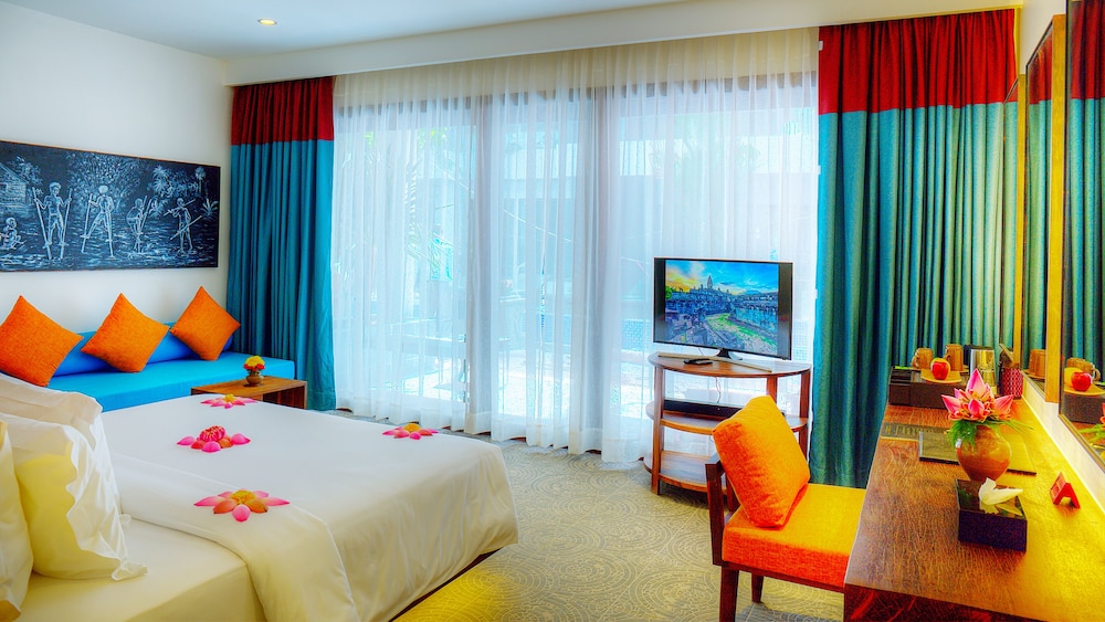 LUXURY, SUITE, KING BED, POOL ACCESS