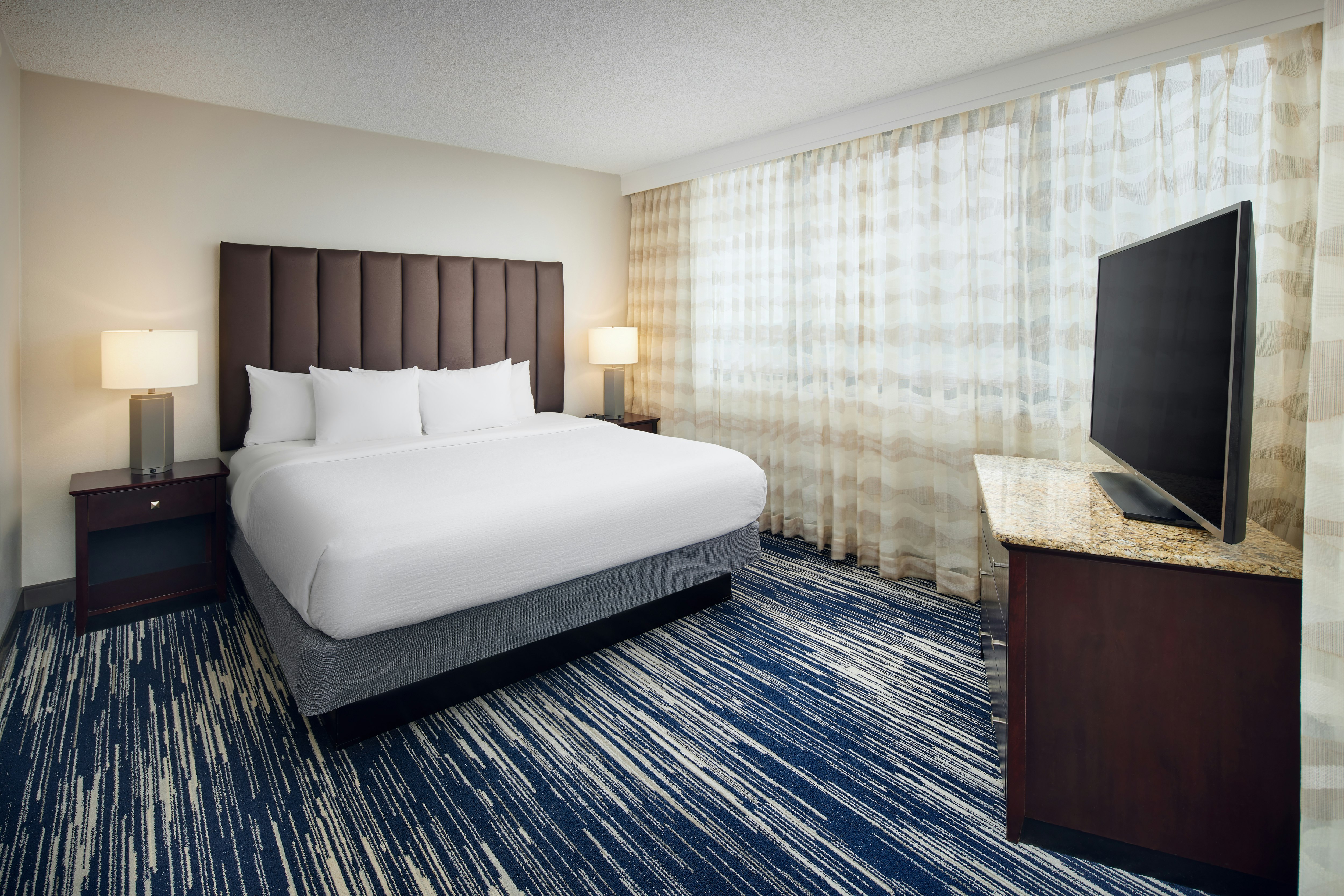 Suite, King Bed, Balcony, Corner