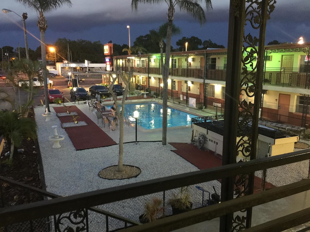 Econo Lodge St. Petersburg Central 46/54