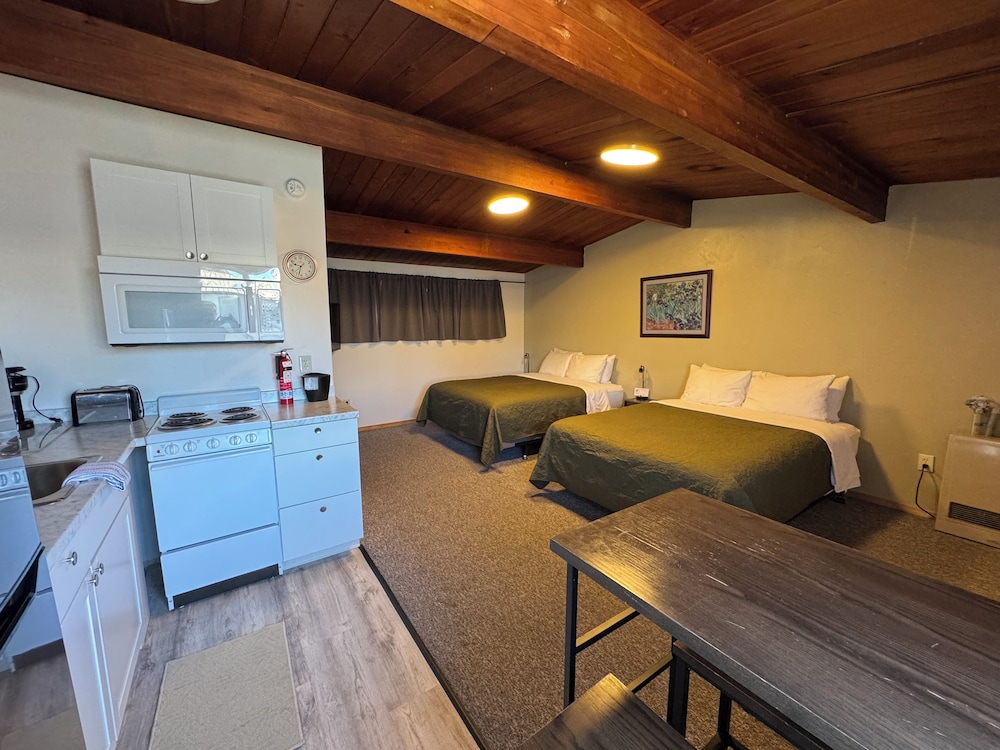 Pioneer Motel 22/43
