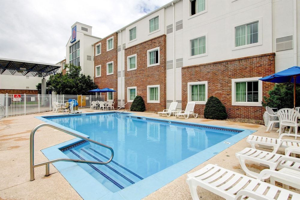 Super 8 by Wyndham Aurora East 1/23