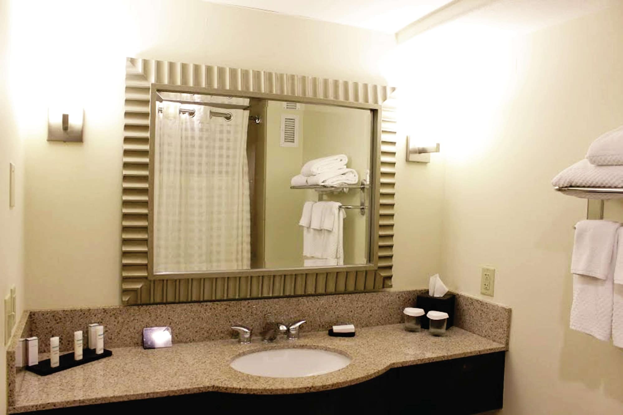 غرفة بسريرين مزدوجين، Embassy Suites Laredo Tx 6/10