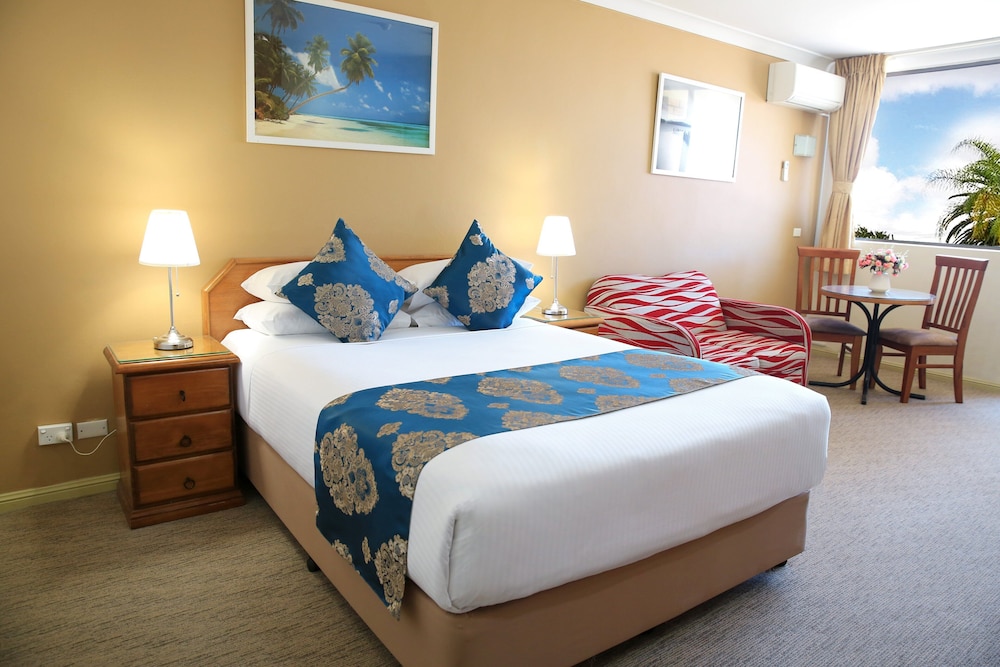 ROOM, QUEEN BED, SOFA