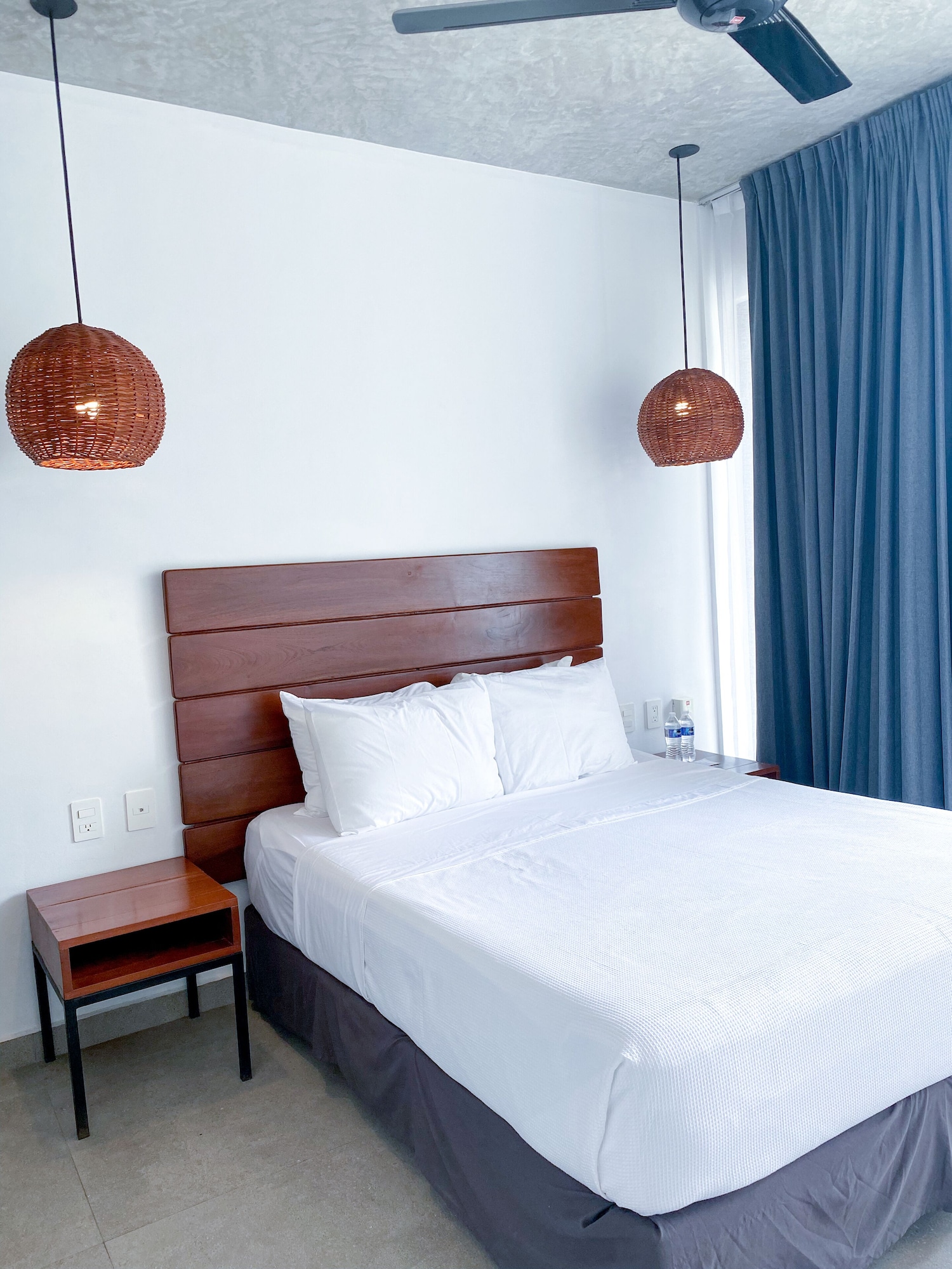 SUPERIOR, QUEEN BED