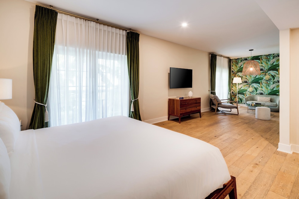 JUNIOR SUITE, KING BED, BALCONY