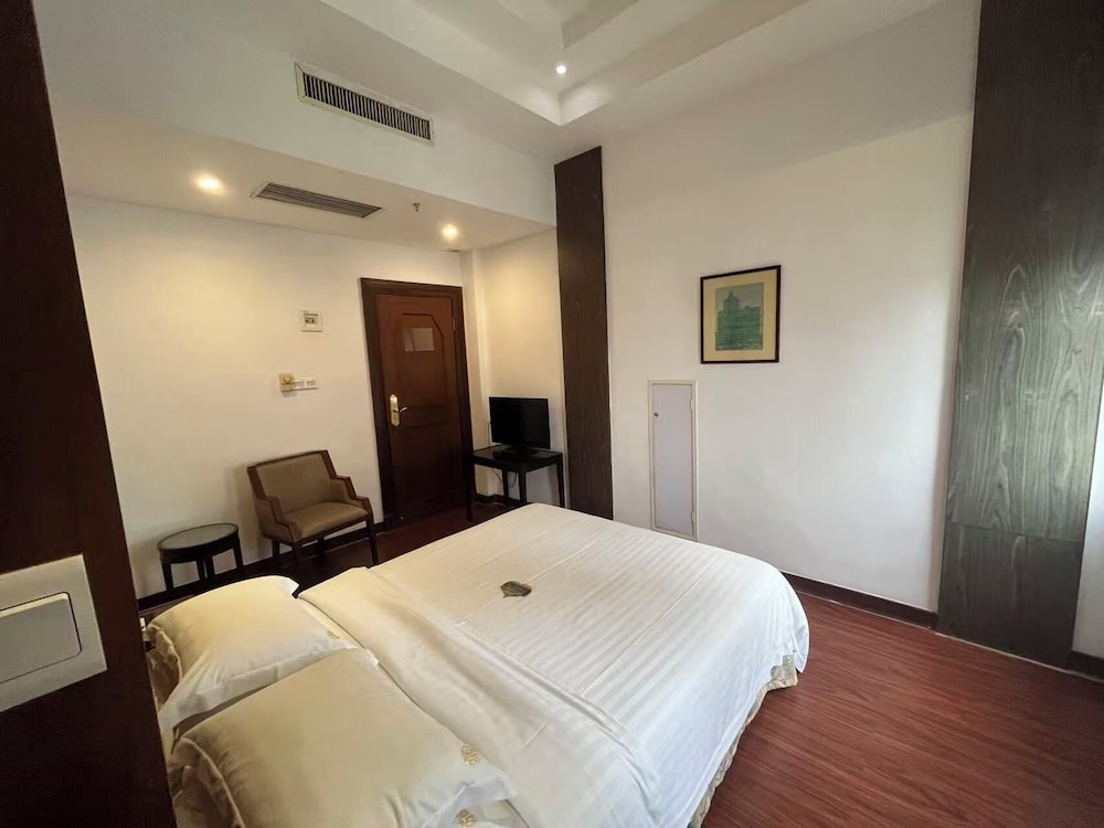 Aiqun Hotel 28/70