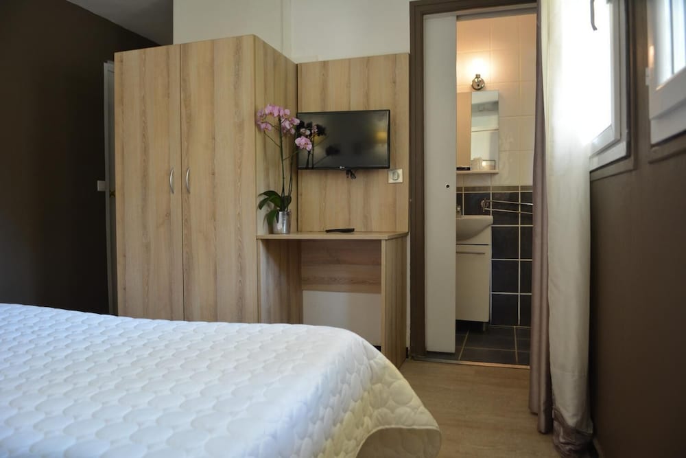 Hotel Le Grillon 15/25