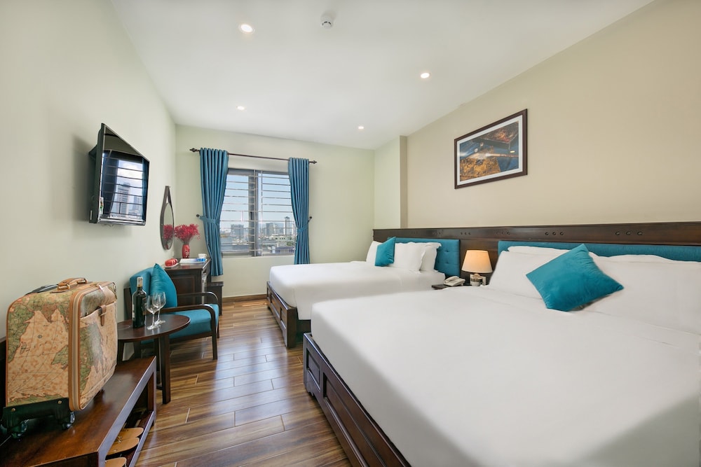 DELUXE, TRIPLE, 2 QUEEN BEDS, CITY VIEW