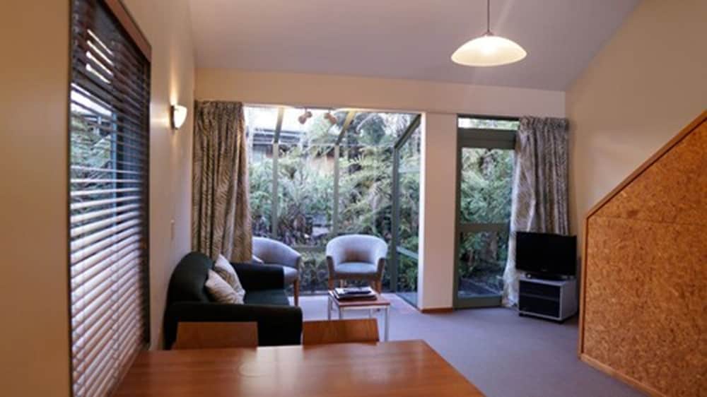 Punga Grove 38/62