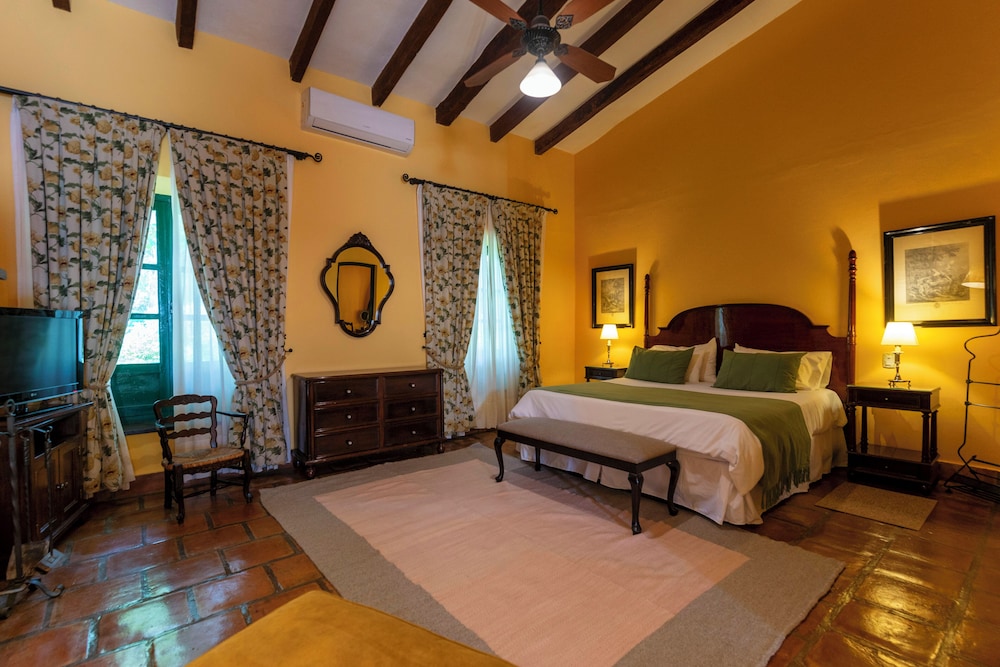 Colonial, King Bed