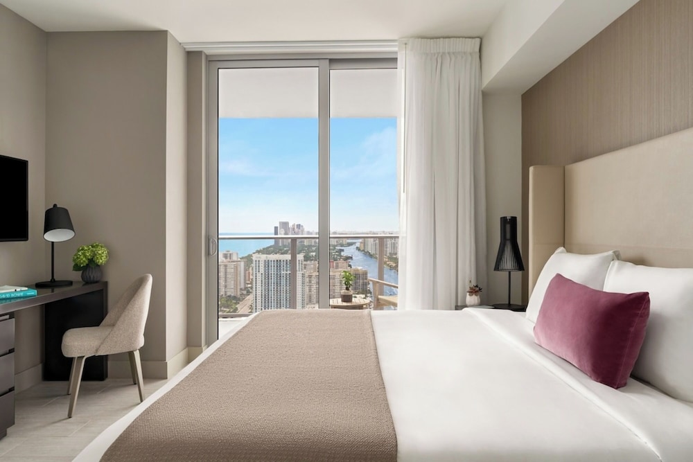 Suite, King Bed, 2 Double and Twin Beds, Corner، Hyde Beach House 2/8