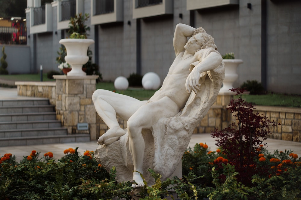 Astor Garden 51/55