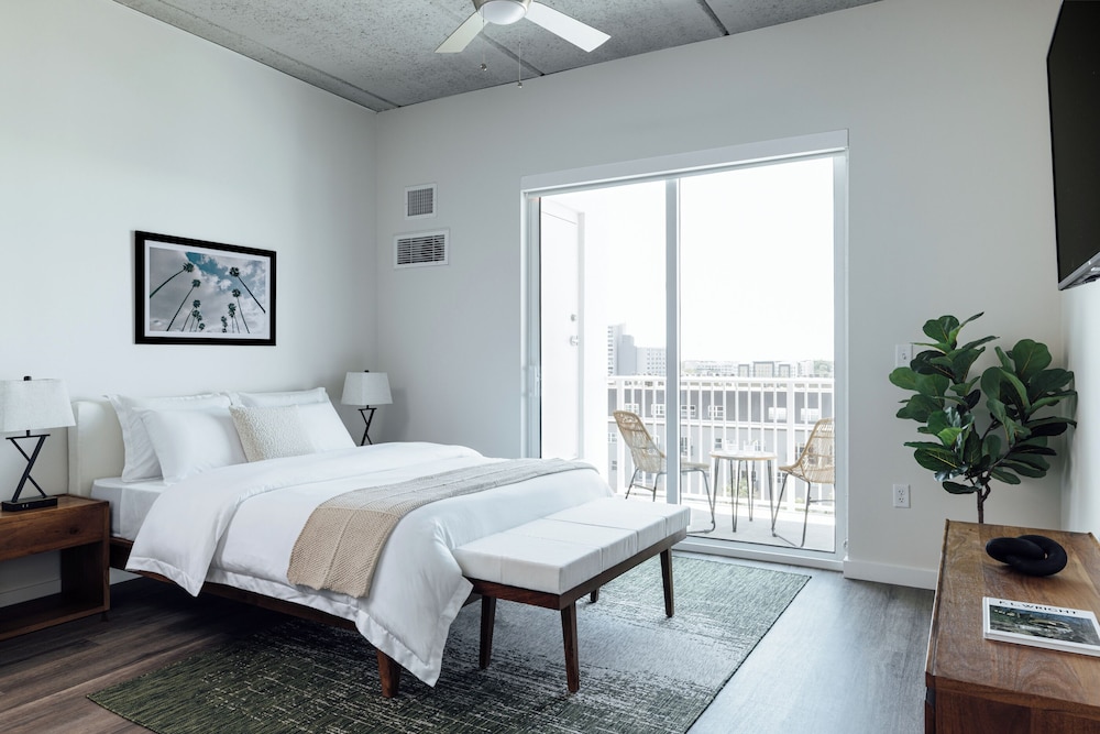 COMFORT, STUDIO, QUEEN BED, KITCHEN, ACCESSIBLE