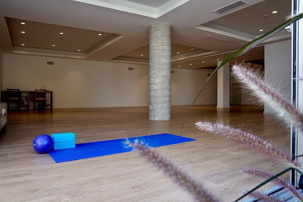 Maritimo Beach Hotel 40/65