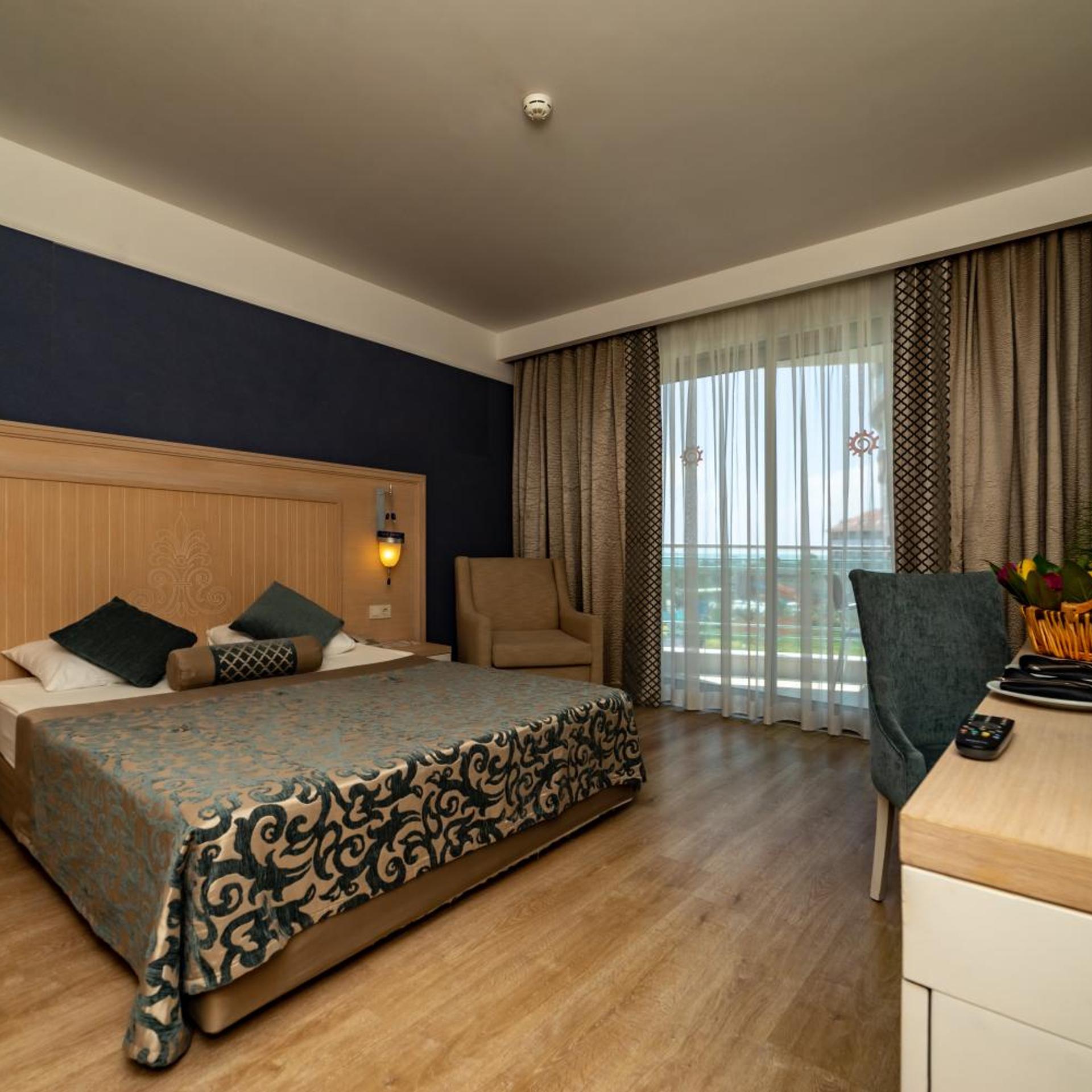Room, Double or Twin Bed, Partial Sea View