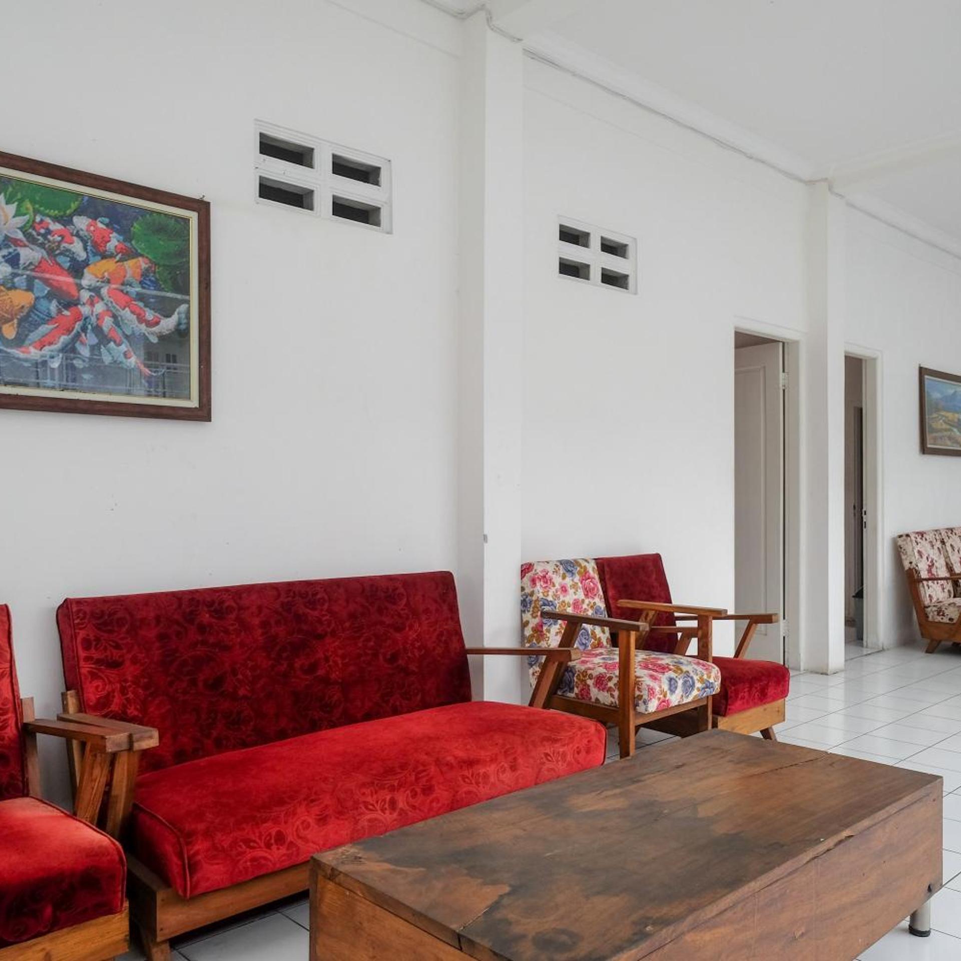 RedDoorz Plus near UMS Solo 35/50