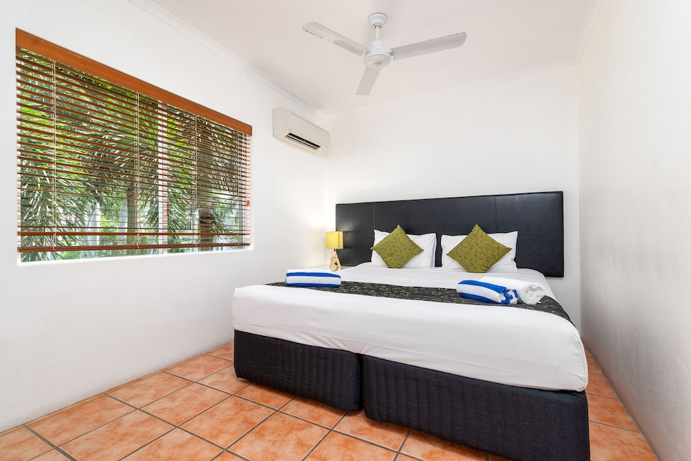 1 Bedroom, Suite, King Bed, Pool View