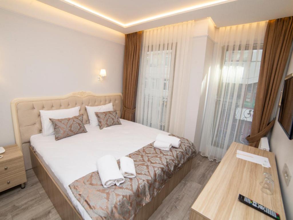 Standard, Queen Bed