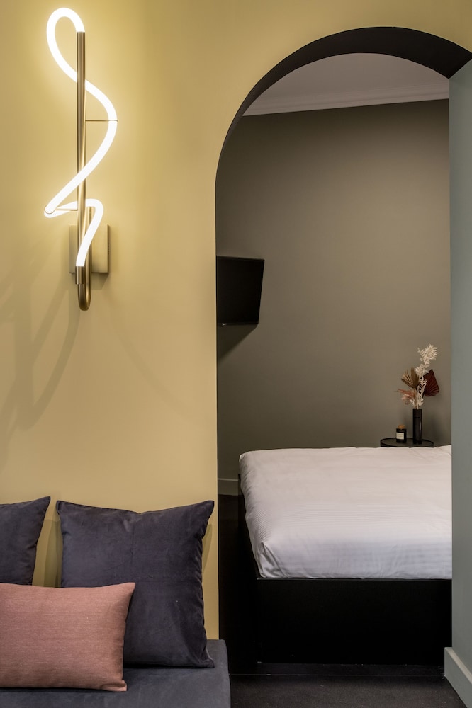 72 AD Suites 38/57