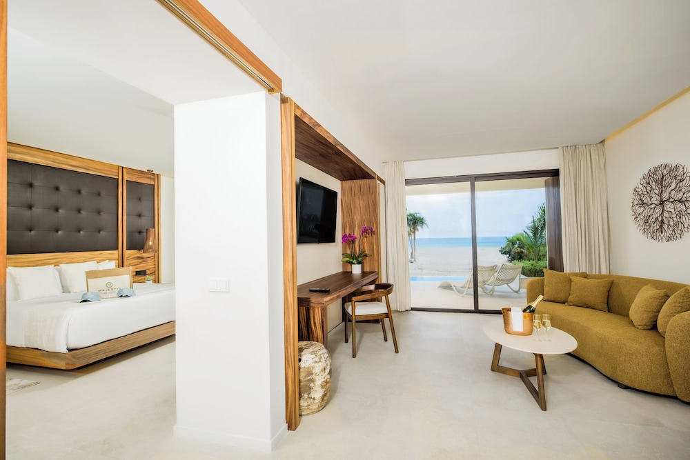 Swim Up, Mirage, Club, Suite, Ocean Front, Outdoor Jetted Tub