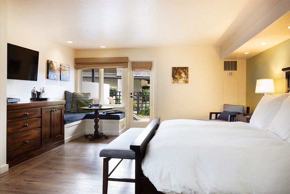 Superior, Pavilion, King Bed