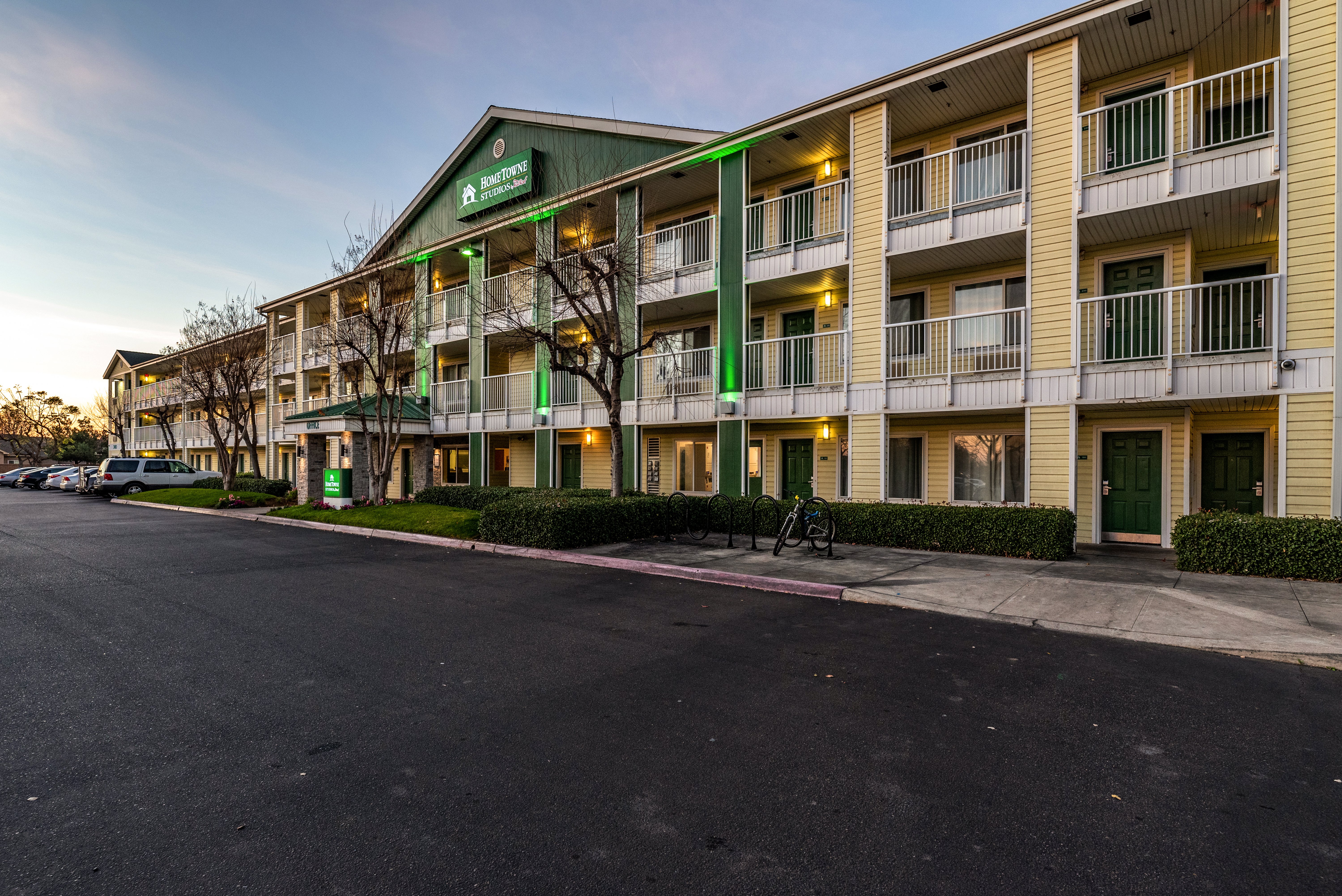 HomeTowne Studios by Red Roof Fresno - West 36/39