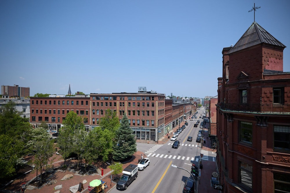 The Docent's Collection at 178 Middle Street 5/37