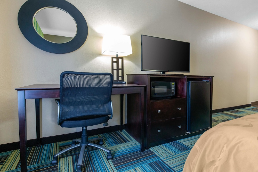 Quality Inn & Suites Arnold St Louis 26/29