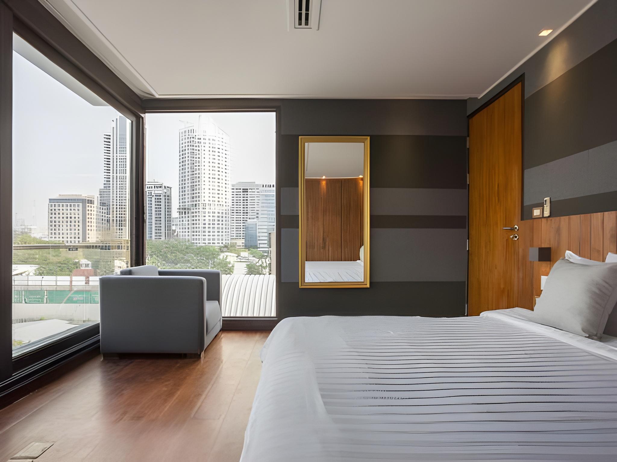 Suite, Queen Bed, Corner