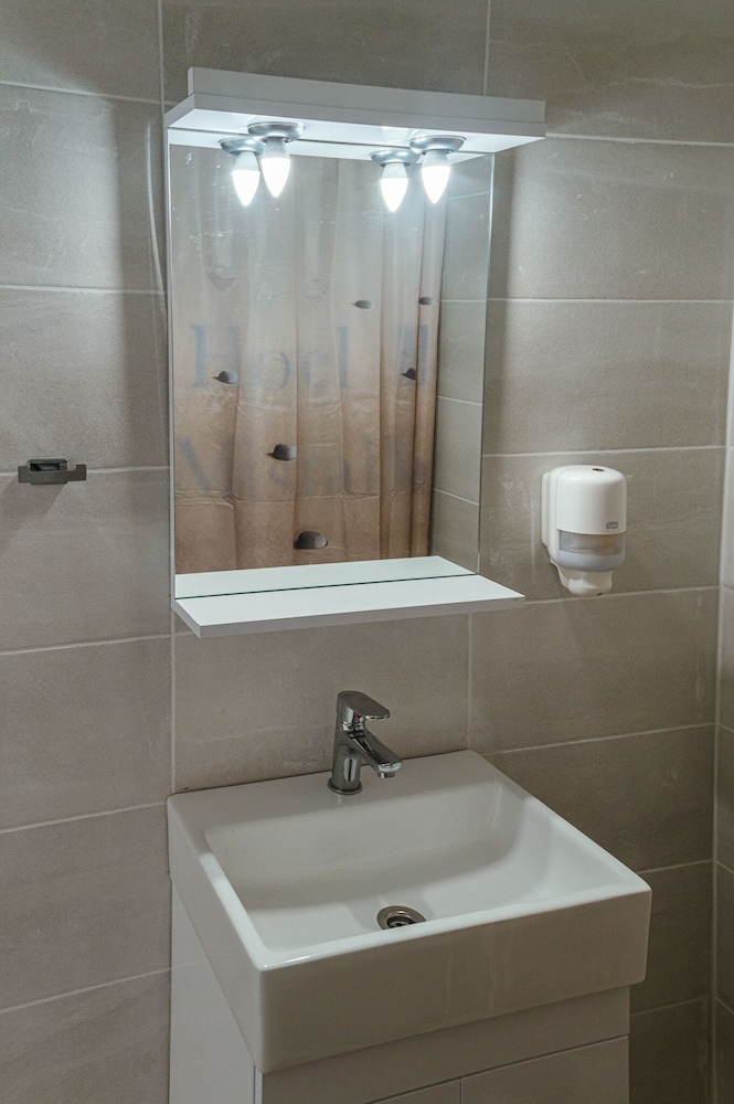 Hotel-Mistral Aegina 48/50