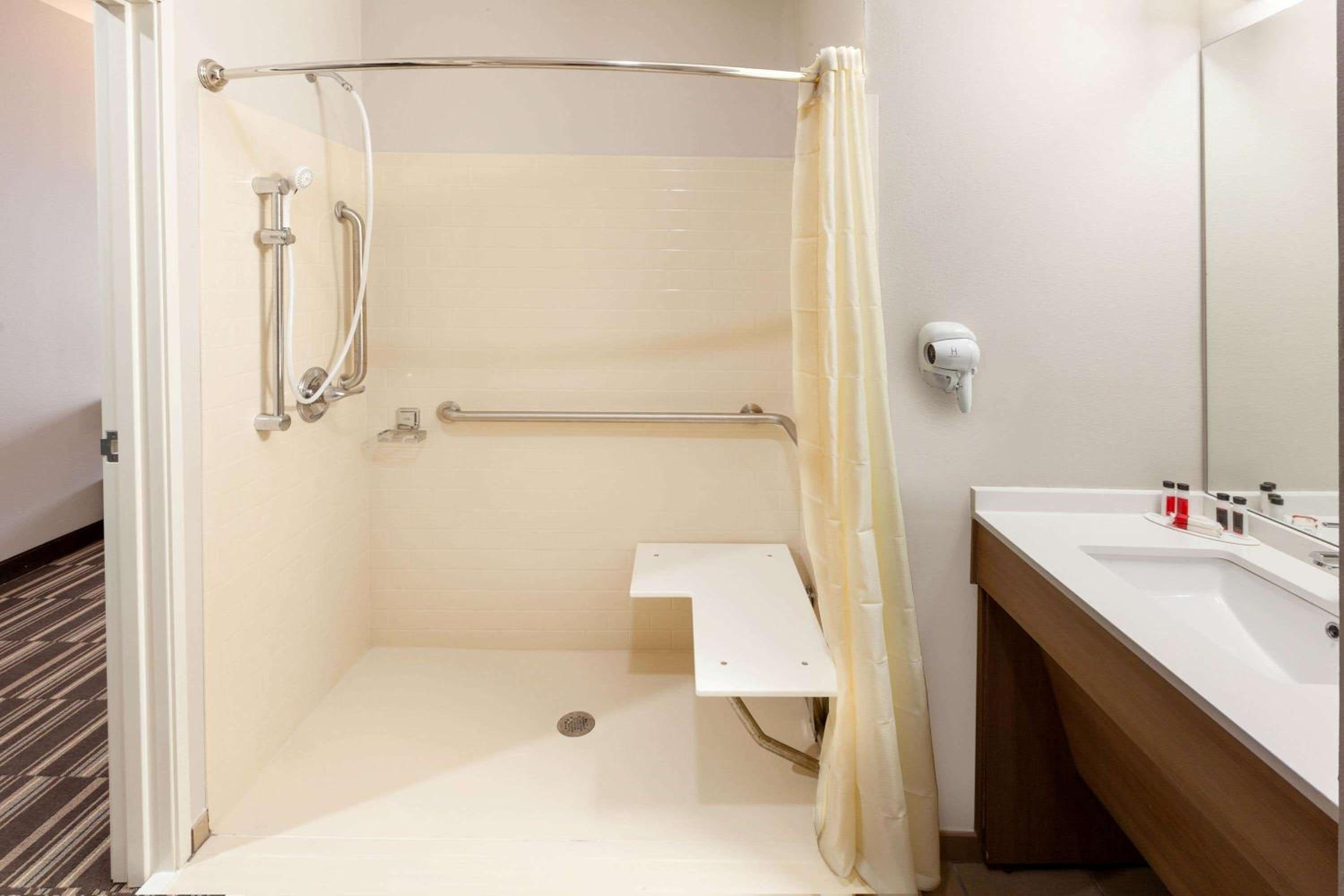 غرفة بسرير كوين بحوض استحمام لذوي الإعاقة، Microtel Inn And Suites By Wyndham College Station 4/5