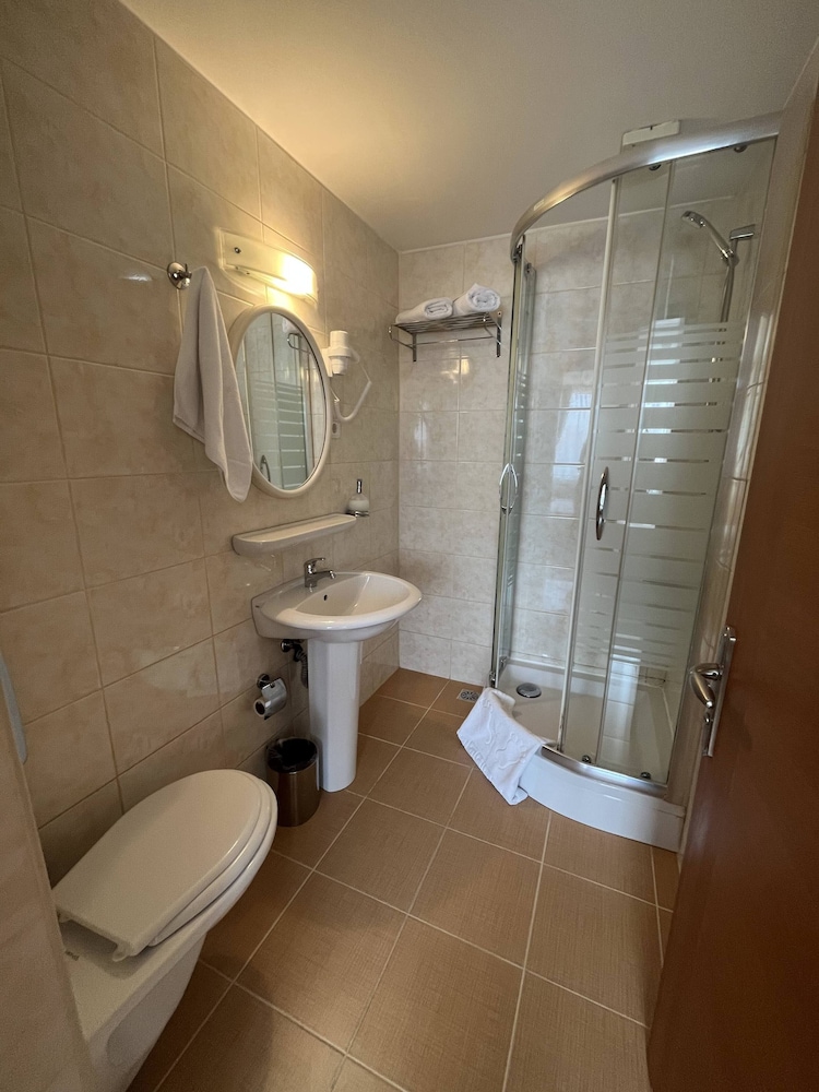 Yavuz Otel 48/49