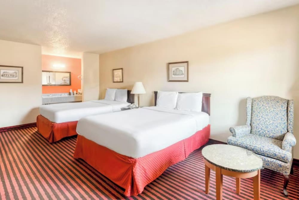 غرفة بريميوم بسريرين كوين، Rodeway Inn & Suites Jefferson 3/5